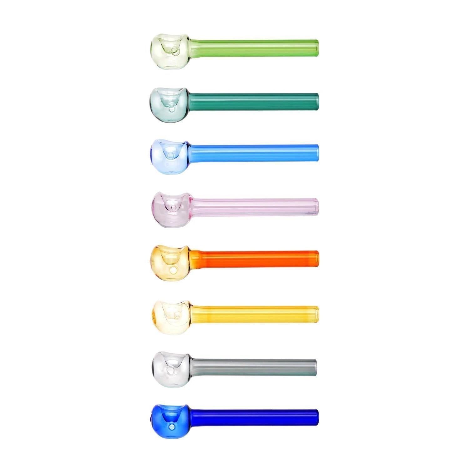 8 bunte Glaspfeifen mit flachem Kugelkopf übereinander: Grün, Türkis, Hellblau, Rosa, Orange, Gelb, Grau und Dunkelblau, schlichtes schlankes Design, weißer Hintergrund